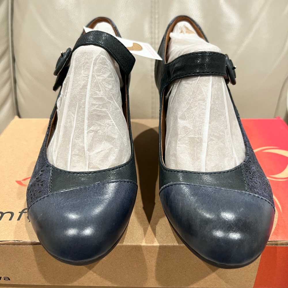 NWT Comfortiva Alora Navy 7.5